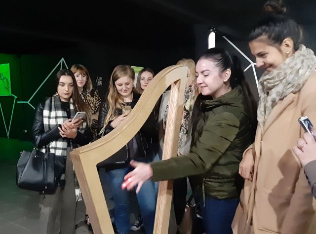 Вчимося грати на арфі